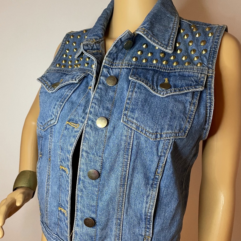 Super trendy Jean jacket with gold grommet details - Picture 1 of 9